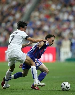 الفرنسي ريبيري (الى اليمين) يصارع لاجتياز اللاعب الايطالي فرانكو سيميولي