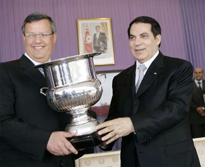 الرئيس المخلوع بن علي "يمين" يسلم رئيس الترجي المؤدب إحدى الكؤوس المحلية في وقت سابق