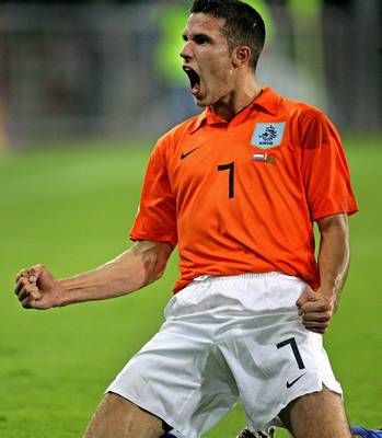 الهولندي روبن فان بيرسي  يحتفل بهدفه الاول في مرمى بيلاروسيا