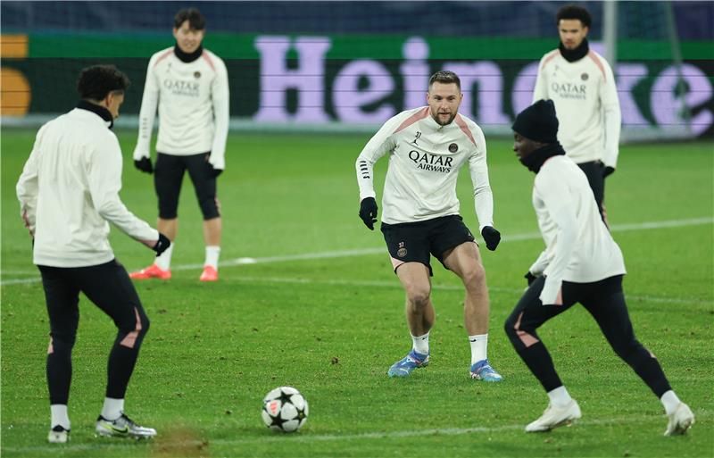 سكرينيار وسط لاعبي باريس