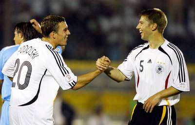 توماس هيتزلسبرجر( يمين ) مع  بودولسكي بعد تسجيله إحدى الاهداف الثلاثة عشر