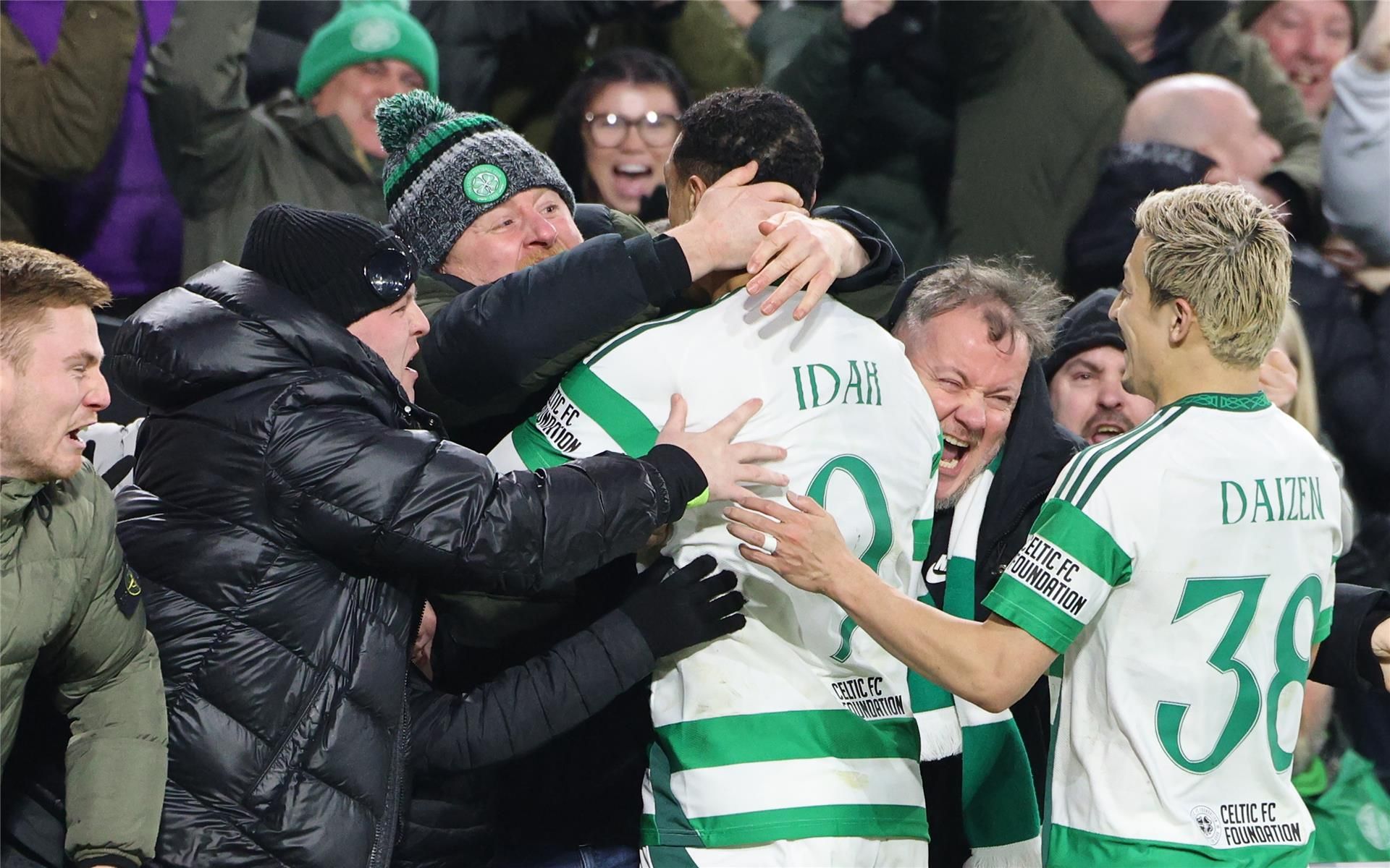 لاعبو سيلتك مع الجماهير