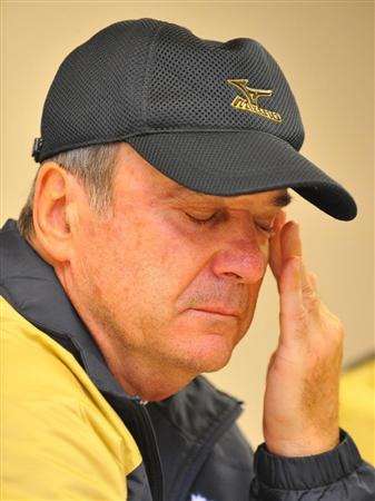 ليفير كولبي يذرف الدموع في المؤتمر الصحفي بعد إعلانه ترك الفريق