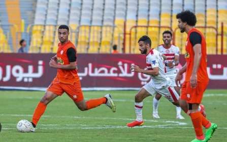 محمود جهاد (يسار) بقميص فاركو