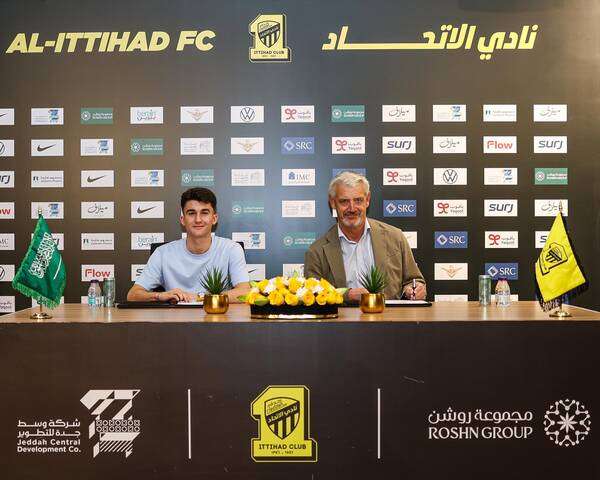 من جلسة توقيع العقد