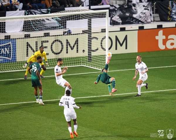 مقصية فيرمينو في مرمي السد