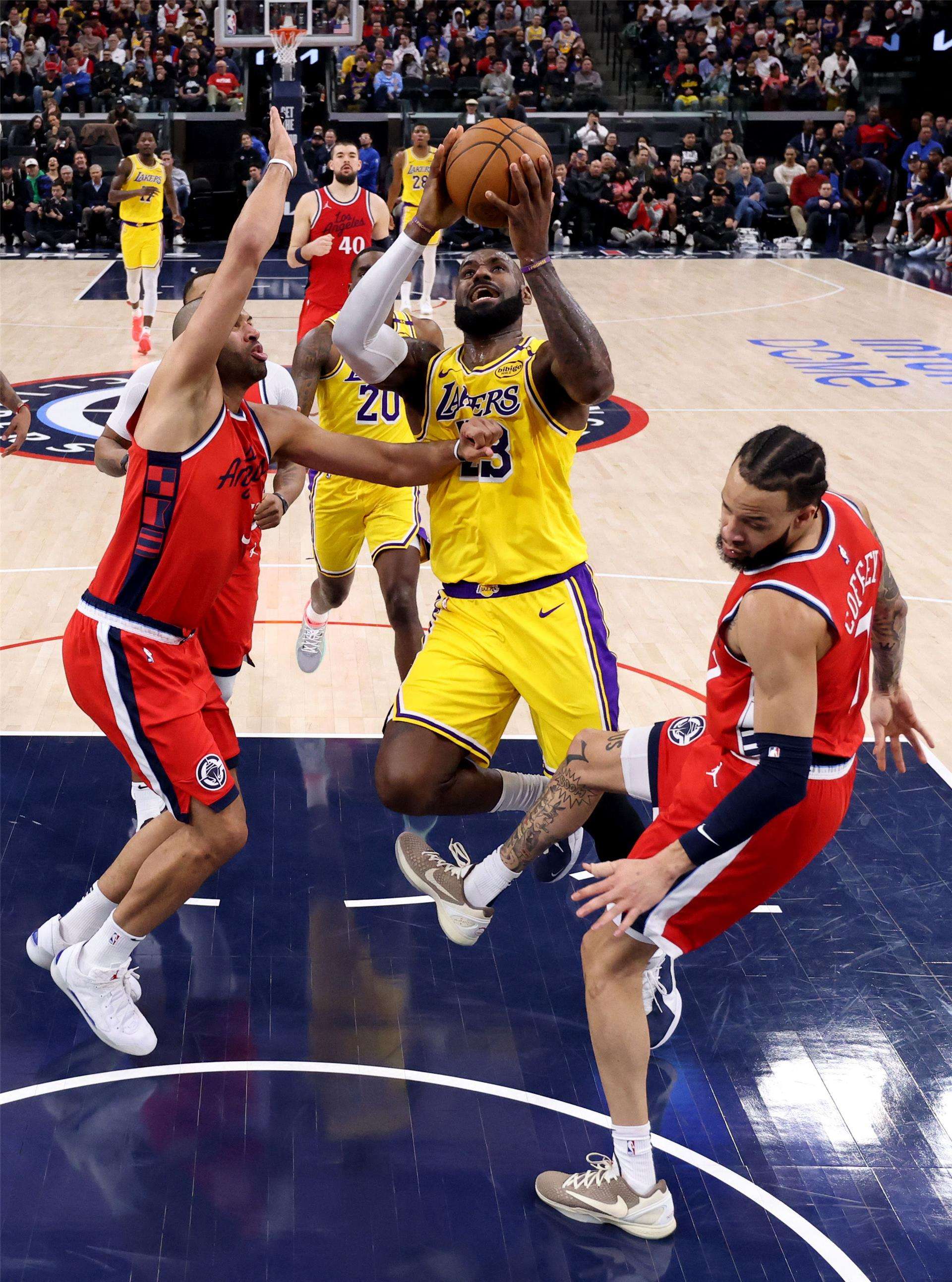 ليبرون جيمس