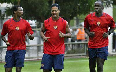 رونالدينو يتوسط ايتو (يسار) وتورام في تدريبات سابقة