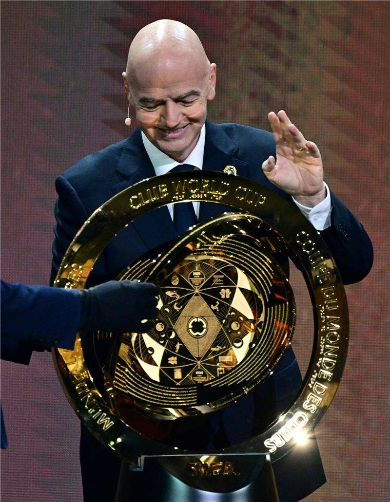 إنفانتينو مع النسخة الأصلية لكأس العالم للأندية