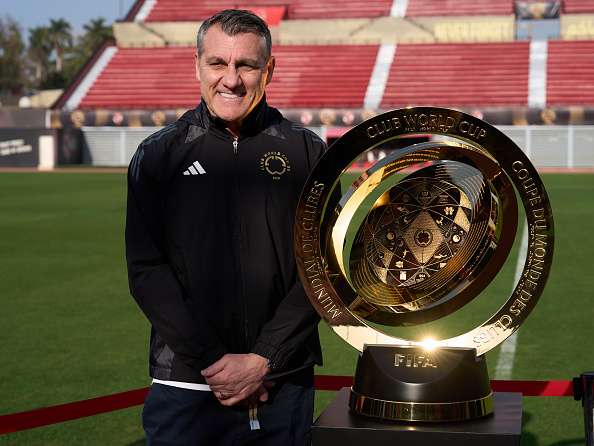 فييري مع كأس المونديال في مقر الأهلي