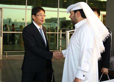 المدرب تاكاشي سيكيزوكا عند وصوله لمطار الدوحة الدولي