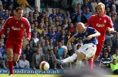 لاعب ايفرتون اندي جونسون صاحب هدفين من المبارة