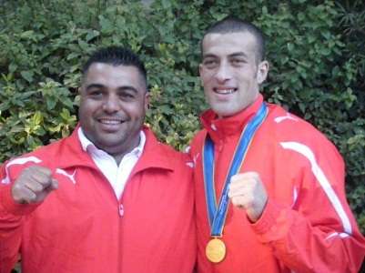 نبيل طلال حامل ذهبية الآسياد ومدربه عمار فهد