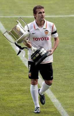 بارخا قائد فالنسيا يحمل كأس اسبانيا