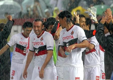 أحتفال لاعبي فريق ناجويا بعد احتلالهم الصدارة بشكل مؤقت