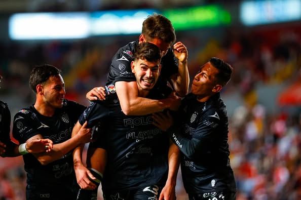 فرحة لاعبي نيكاكسا