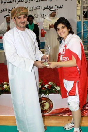 مروة شمسان تتسلم كأس أفضل معدة