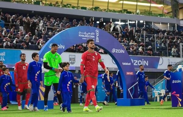 لاعبو منتخب عمان