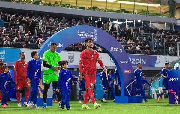 لاعبو منتخب عمان