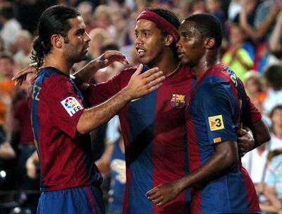 لاعبي برشلونة ايتو و رونالدينهو و ماركيز يعبرون عن فرحتهم بعد احد اهداف المبارة