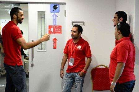 لقطة لمجموعة من المتطوعين خلال أداء عملهم