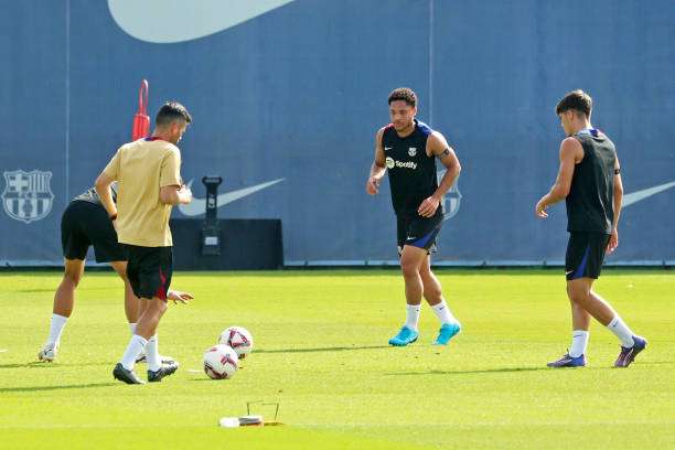 فيتور روكي مع لاعبي برشلونة