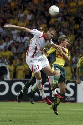 لاعب فريق ليل ماثيو بودمير في صراع على الكرة مع لاعب نانت فرانك سينورينو
