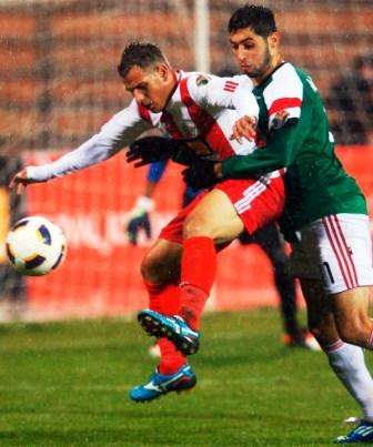 عبدالله ذيب (الوحدات) يزاحم عدي زهران ( شباب الأردن) على الكرة