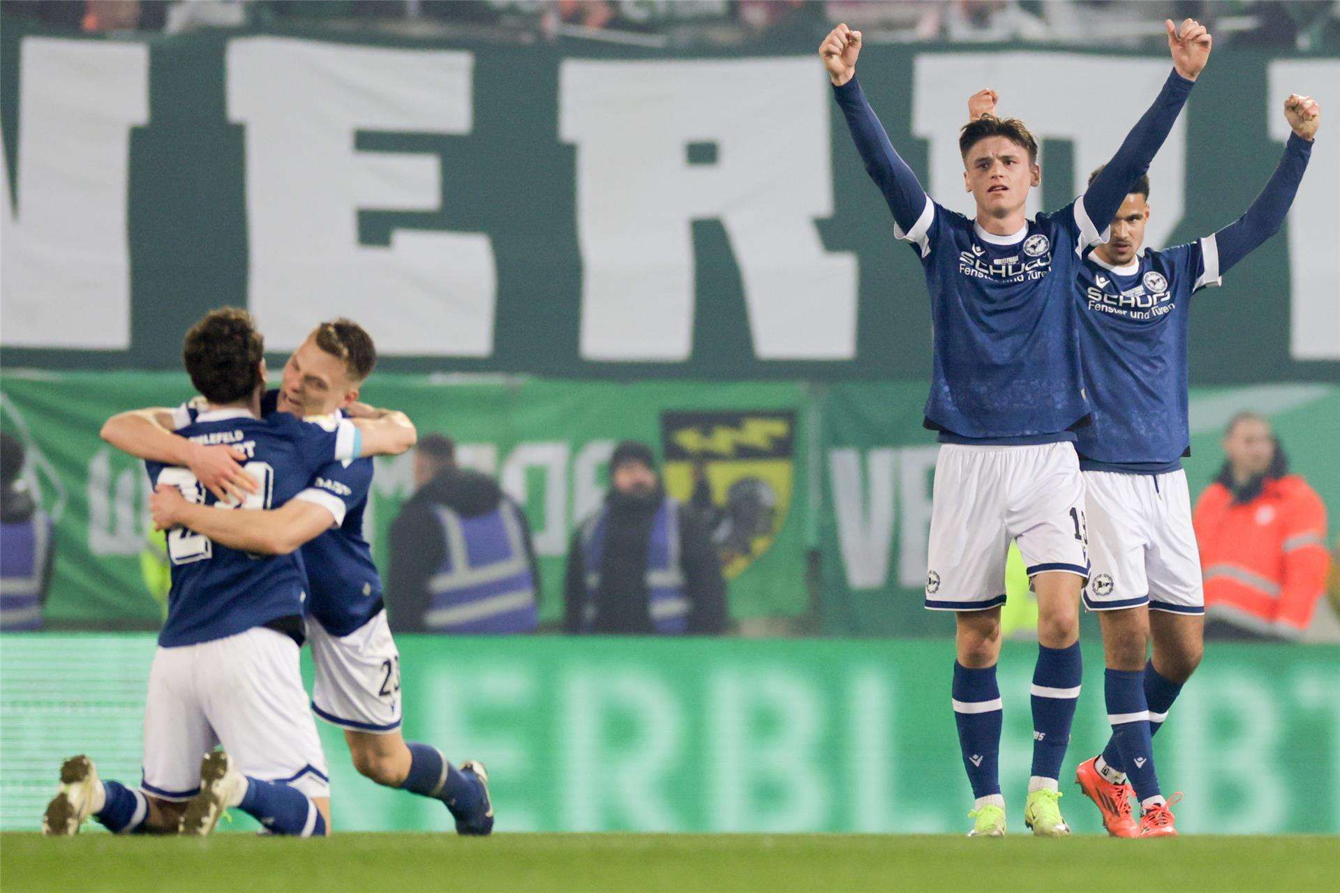 فرحة لاعبي أرمينيا بيليفيلد