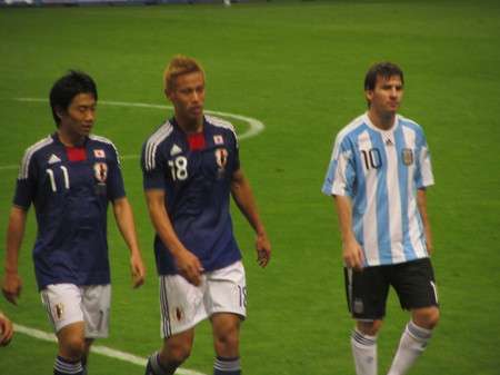 من اليسار - شينجي كاجاوا وكيسوكي هوندا