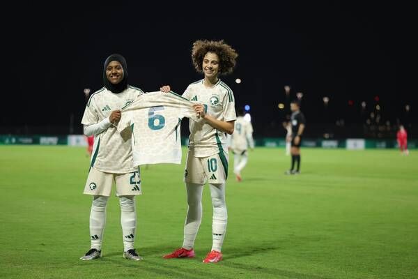 صبا توفيق ورغد مخيزن مع قميص ليان جوهري