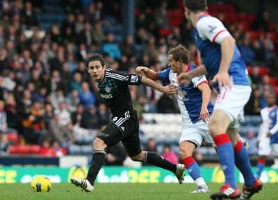 لقطة من مباريات الدوري الإنجليزي