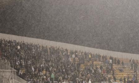 جماهير الوحدات تؤازر فريقها  تحت المطروالبرد في مباراة أمس