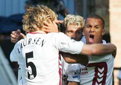 لاعبي استون فيلا فرحين بهدف ريديجويل الاول