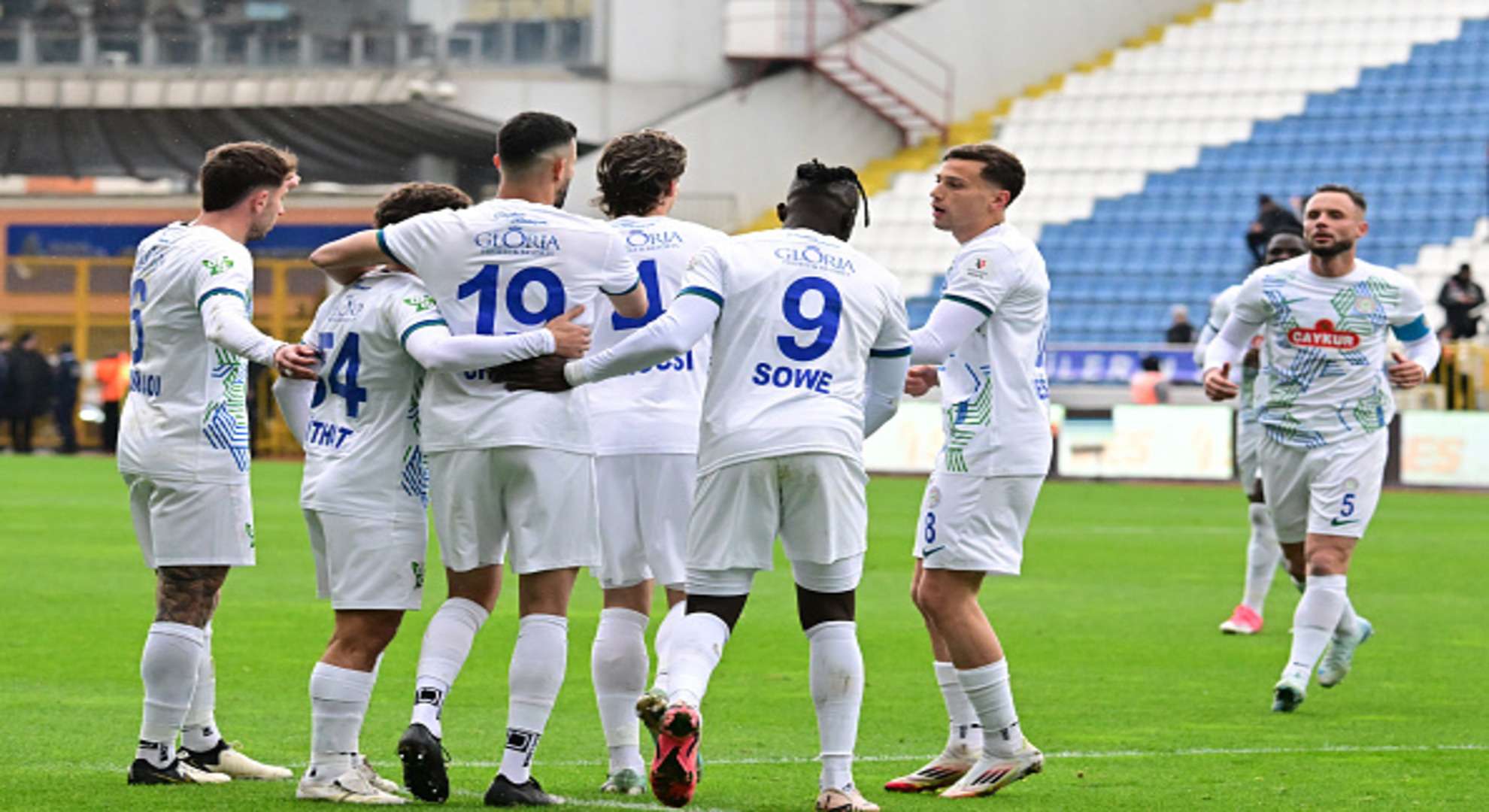 لاعبو تشايكور ريزا سبور