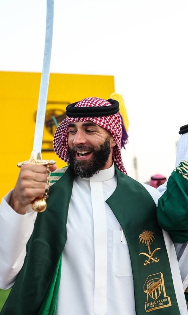 بنزيما بالثوب السعودي