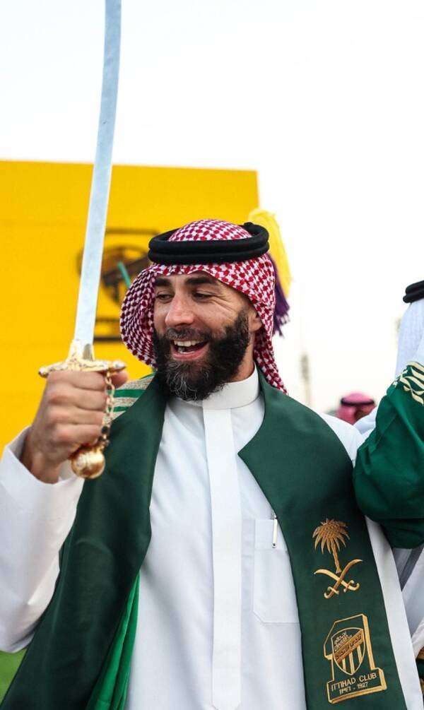 بنزيما بالثوب السعودي