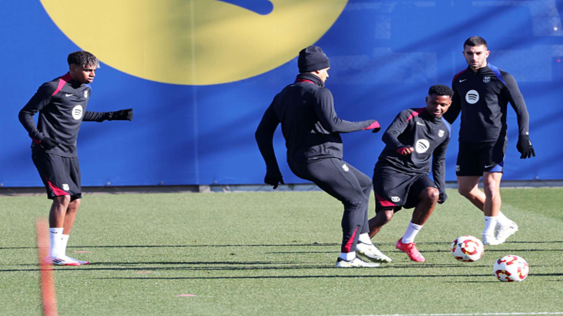 أنسو فاتي مع لاعبي برشلونة