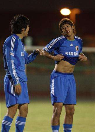 يوكي اوتسو ( يمين ) يخوض التدريبات بالعاصمة البحرينية المنامة