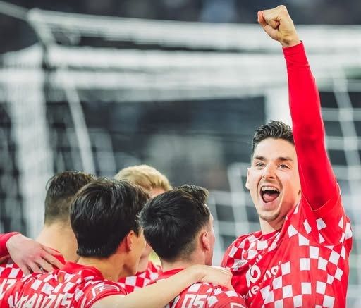 فرحة لاعبي ماينز