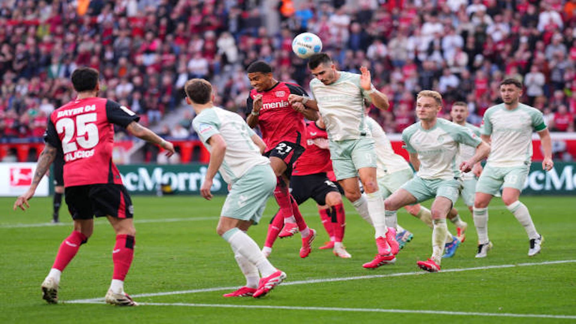 جانب من لقاء ليفركوزن وبريمن