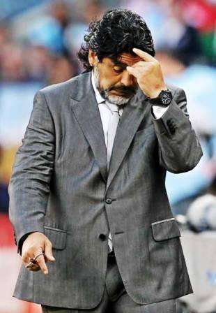 مارادونا يغيب عن تدريبات الوصل بعد وفاة والدته  