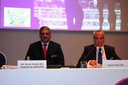 الشيخ خالد بن عبدالله ال خليفة مع الامين العام للاتحاد الدولي للفروسية خلال الاجتماع الاخير في البرازيل 