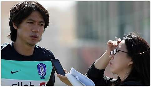 هونج ميونج بو يتحدث مع مراسلة وكالة يونهاب بالعاصمة القطرية الدوحة