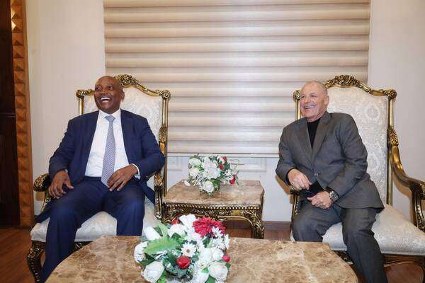 أبو ريدة مع رئيس الكاف