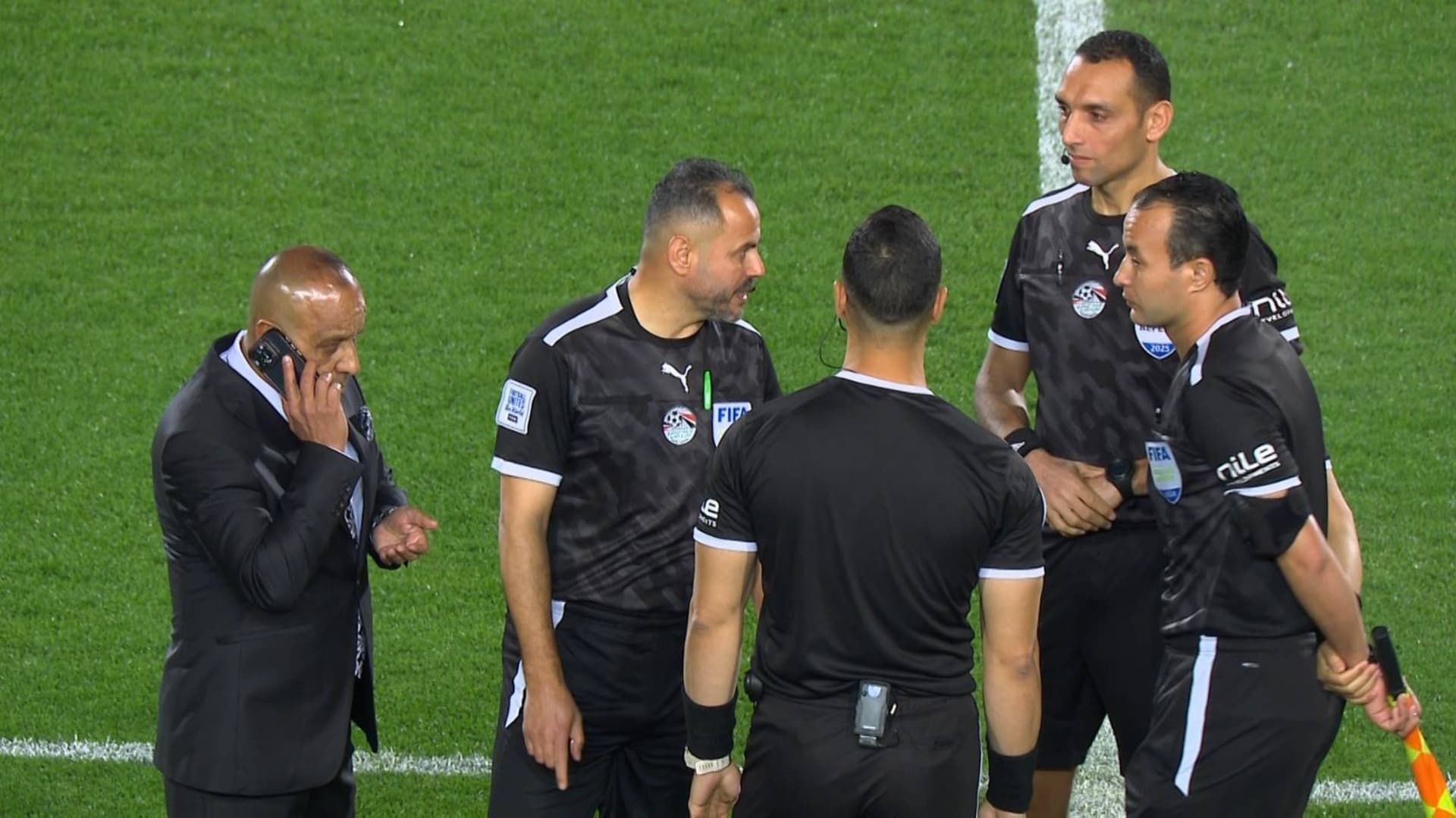 حكام اللقاء