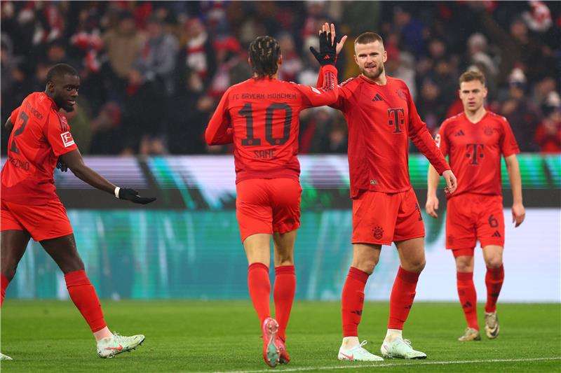 داير (الثاني من اليمين)