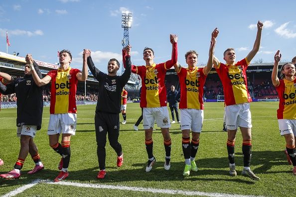 لاعبو جو أهيد إيجلز