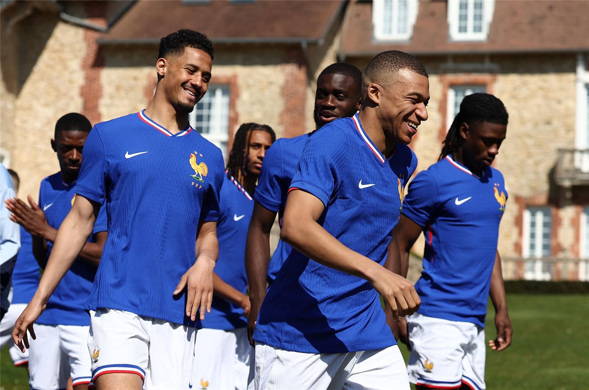 مبابي مع لاعبي فرنسا