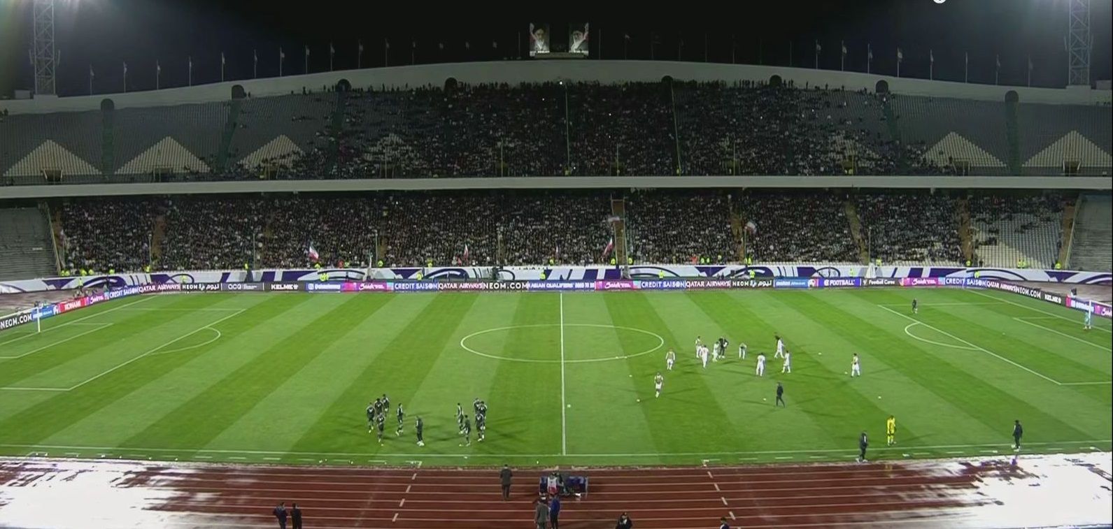 الملعب لحظة توقف المباراة